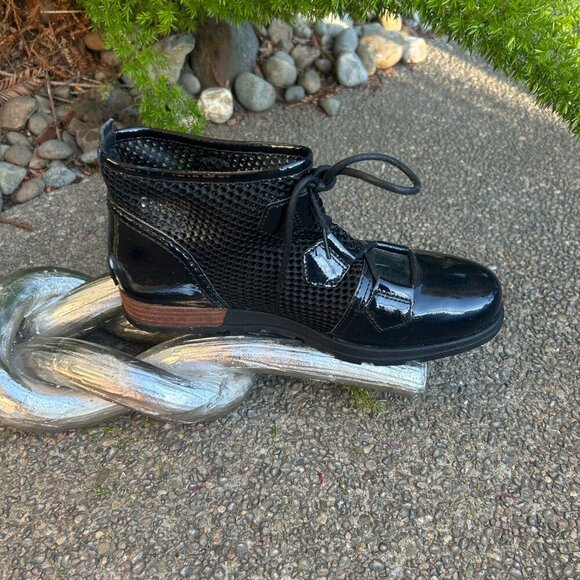 Sorel Women’s Black Major Mesh Patent Leather Booties Size 9 NWOT - Picture 9 of 10